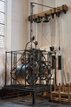847007 Afbeelding van het uurwerk met klokkenspel uit ca. 1580 van de Nicolaïkerk (Nicolaaskerkhof) te Utrecht, dat ...